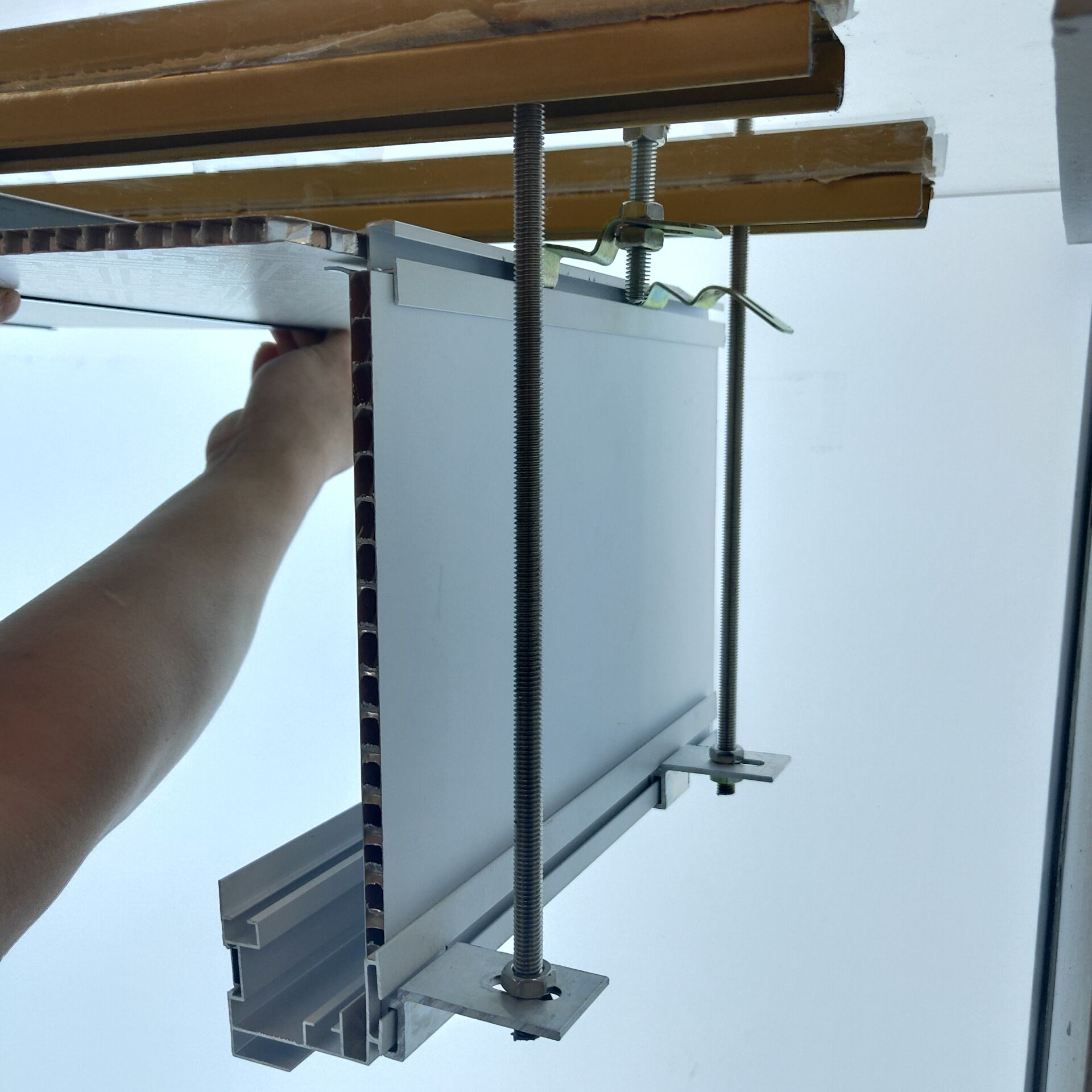 天花吊顶很多都是采用轻便的铝板使用,如今使用铝蜂窝板吊顶风格优势